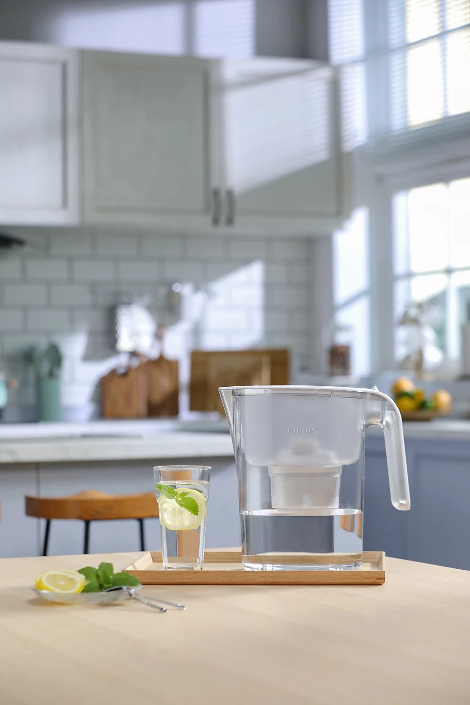 Philips Caraffa Filtrante 2.6L Bianca con Microfiltrazione e Timer Digitale